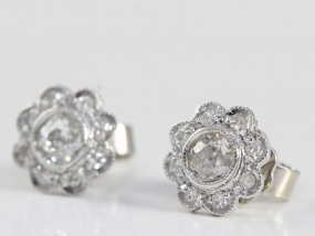 PRETTY DIAMOND DAISY CLUSTER 18 CARAT GOLD STUD EARRINGS