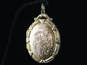 WONDERFUL EDWARDIAN OVAL ENGRAVED 9 CARAT GOLD LOCKET