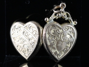 CHARMING ENGRAVED HEART SHAPED 9 CARAT GOLD LOCKET