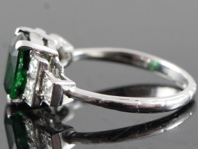 STUNNING TSAVORITE AND DIAMOND ART DECO INSPIRED PLATINUM RING