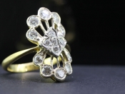  OPULENT VERY UNIQUE DIAMOND 18 CARAT GOLD RING 