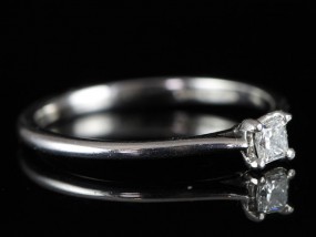 A CLASSIC PRINCESS CUT SOLITAIRE DIAMOND RING IN 18 CARAT WHITE GOLD