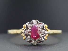 PRETTY RUBY AND DIAMOND 9 CARAT GOLD CLUSTER RING