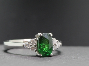 STUNNING TSAVORITE AND DIAMOND PLATINUM RING