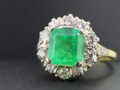 SPECTACULAR EMERALD AND DIAMOND 18 CARAT GOLD VINTAGE RING