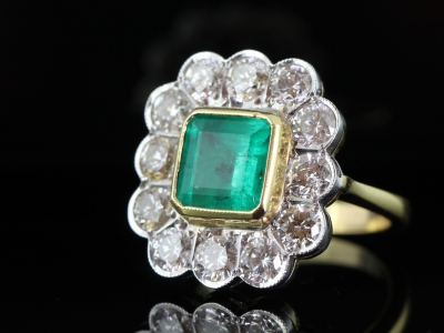 SPECTACULAR COLOMBIAN EMERALD AND DIAMOND 18 CARAT GOLD CLUSTER RING 