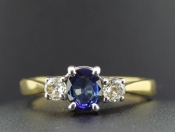 BEAUTIFUL SAPPHIRE AND DIAMOND TRILOGY 18 CARAT GOLD RING