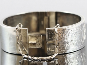 PRETTY VICTORIAN SILVER FLORAL SILVER BANGLE