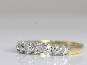  PRETTY SEVEN STONE DIAMOND 18 CARAT GOLD RING