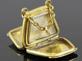 UNIQUE RARE EDWARDIAN  15 CARAT GOLD BAG LOCKET