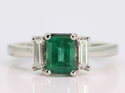 BREATHTAKING EMERALD AND DIAMOND ART DECO INSPIRED PLATINUM RING