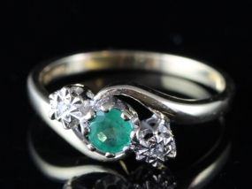  LOVELY 3 STONE DIAMOND AND EMERALD 9 CARAT GOLD RING