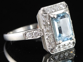 STUNNNING ART DECO INSPIRED AQUAMARINE AND DIAMOND 18 CARAT GOLD RNG