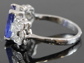  MAGNIFICENT CEYLON SAPPHIRE AND DIAMOND 18 CARAT GOLD RING