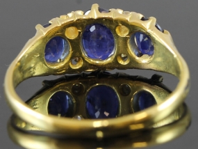 ATTRACTIVE EDWARDIAN SAPPHIRE AND DIAMOND 18 CARAT GOLD RING