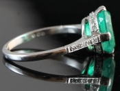  MAGNIFICENT COLUMBIAN EMERALD AND DIAMOND ART DECO PLATINUM RING