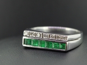 CONTEMPORARY EMERALD AND DIAMOND 18 CARAT GOLD RING