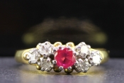 BEAUTIFUL RUBY AND DIAMOND 18 CARAT GOLD RING