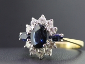 STUNNING SAPPHIRE AND DIAMOND 18 CARAT GOLD CLUSTER RING