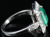 CAPTIVATING EMERALD AND DIAMOND 18 CARAT GOLD RING