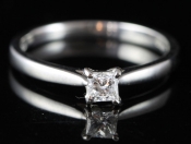 WONDERFUL PRINCESS CUT SOLITAIRE DIAMOND 18 CARAT GOLD RING