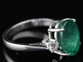 STUNNING EMERALD AND DIAMOND TRILOGY 18 CARAT GOLD RING