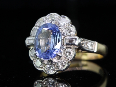BEAUTIFUL SAPPHIRE AND DIAMOND 18 CARAT GOLD CLUSTER RING