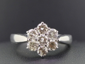  MAGNIFICENT SEVEN STONE DIAMOND DAISY CLUSTER 18 CARAT GOLD RING 