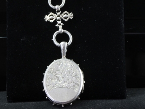 RARE EDWARDIAN SILVER LOCKET AND COLLARETTE � CIRCA 1800 