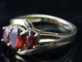 LOVELY THREE STONE GARNET 9 CARAT GOLD RING