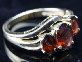 LOVELY THREE STONE GARNET 9 CARAT GOLD RING