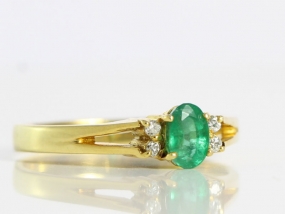 BEAUTIFUL EMERALD AND DIAMOND 14 CARAT GOLD RING