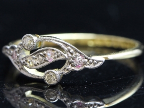 GORGEOUS ART DECO DIAMOND PLATINUM AND 18 CARAT GOLD RING