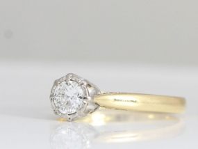 BEAUTIFUL VINTAGE 18 CARAT GOLD AND PLATINUM SOLITAIRE ENGAGEMENT RING