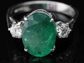 STUNNING EMERALD AND DIAMOND TRILOGY 18 CARAT GOLD RING