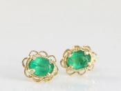 LOVELY PAIR OF EMERALD 9 CARAT GOLD STUD EARRINGS  