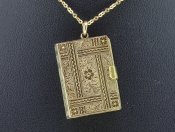 A CHARMING 15 CARAT GOLD BOOK LOCKET 