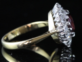 EXTRODINARY THAI RUBY AND DIAMOND 18 CARAT GOLD CLUSTER RING
