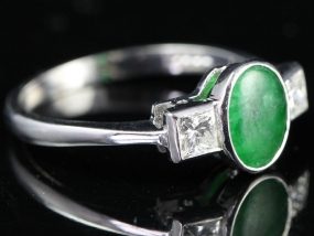 BEAUTIFUL INSPIRED ART DECO 1920'S JADE AND DIAMOND 18 CARAT GOLD RING