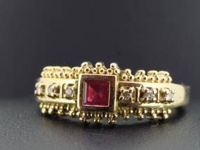 GORGEOUS RUBY AND DIAMOND 18 CARAT GOLD GYPSY RING