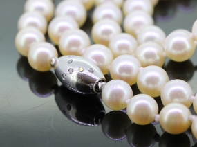 BEAUTIFUL QUALITY PEARL NECKLACE WITH GOLD AND DIAMOND CLASP