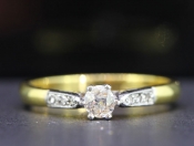 BEAUTIFUL DIAMOND SOLITAIRE 18 CARAT GOLD RING