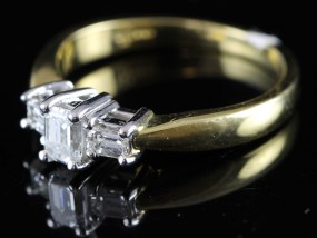 FABULOUS EMERALD CUT DIAMOND 18 CARAT GOLD TRILOGY RING