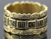 STUNNING 18 CARAT GOLD AND BLACK ENAMEL MOURNING BAND RING