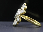  OPULENT VERY UNIQUE DIAMOND 18 CARAT GOLD RING 