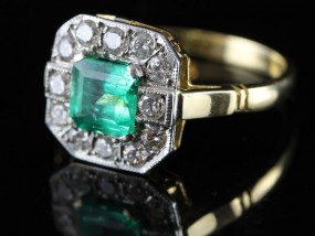 WONDERFUL ART DECO INSPIRED EMERALD AND DIAMOND 18 CARAT GOLD RING