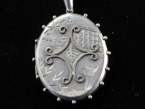 RARE EDWARDIAN SILVER LOCKET AND COLLARETTE � CIRCA 1800 