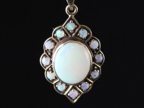  STUNNING OPAL 9 CARAT GOLD PENDANT