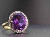  BEAUTIFUL AMETHYST AND DIAMOND 18 CARAT GOLD CLUSTER RING