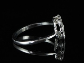 STUNNING SQUARE ART-DECO DIAMOND CLUSTER RING IN PLATINUM